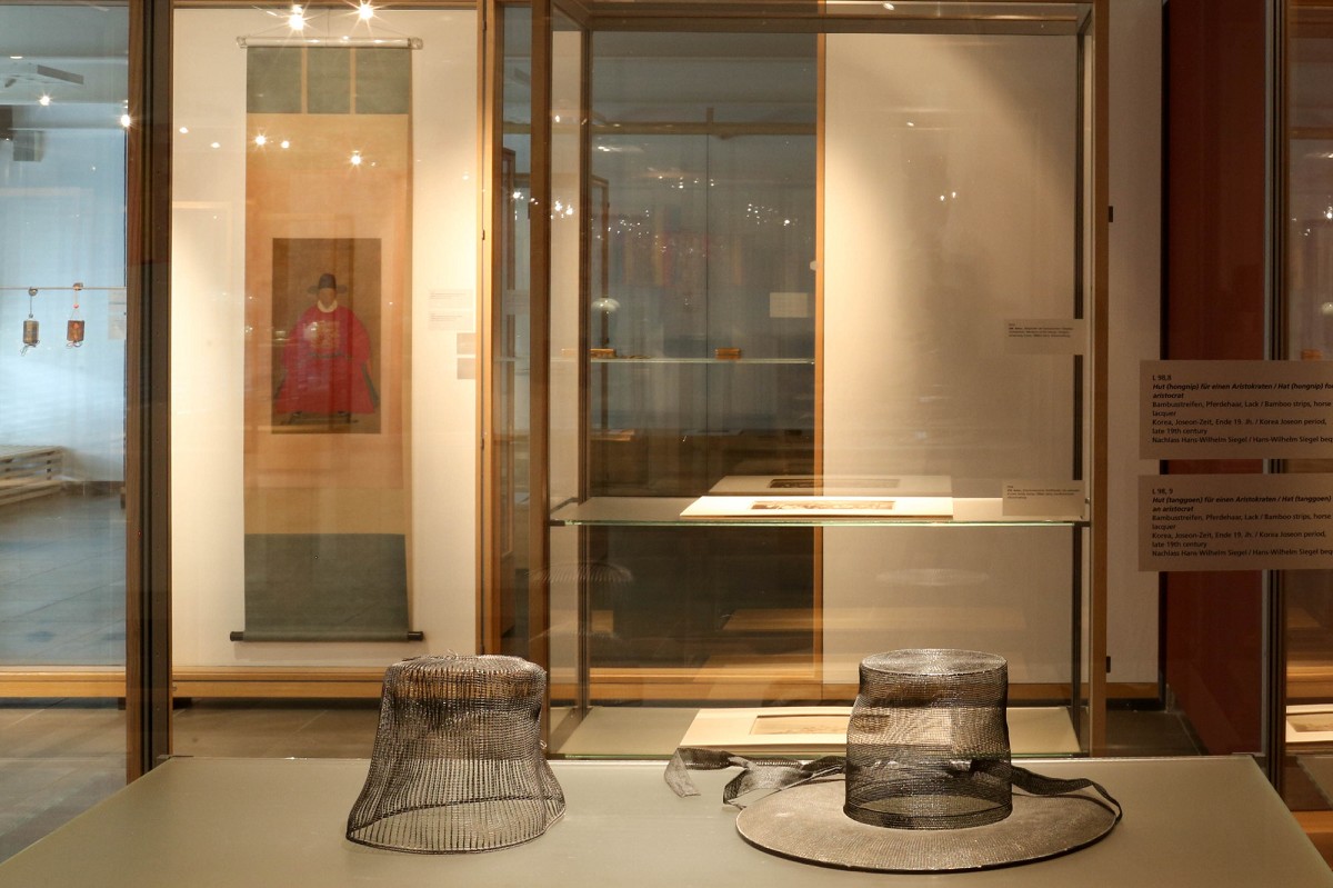 Hut (Gat) und Kopfbedeckung (Tanggeon) koreanischer, joseon-zeitlicher Beamter, © Foto: Malinka