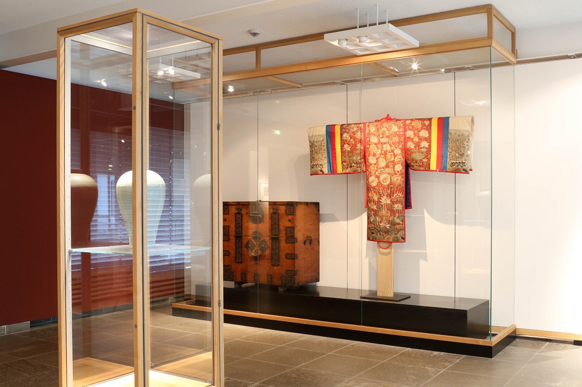 Vitrine mit Hochzeitsgewand (spätes 19. Jh) und Kleidertruhe aus Nordkorea frühes 20. Jh., © Foto: Malinka