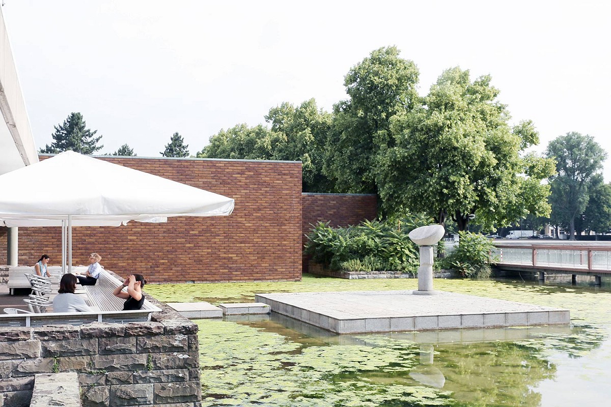 Terrace with sculpture “Flag in the wind” © Foto: Malinka
