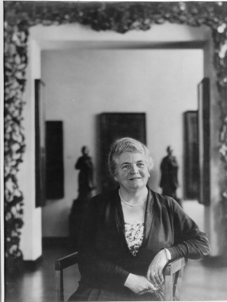 Frieda Fischer-Wieruszowski in the exhibition rooms of the Museum of East Asian Art, 1920s