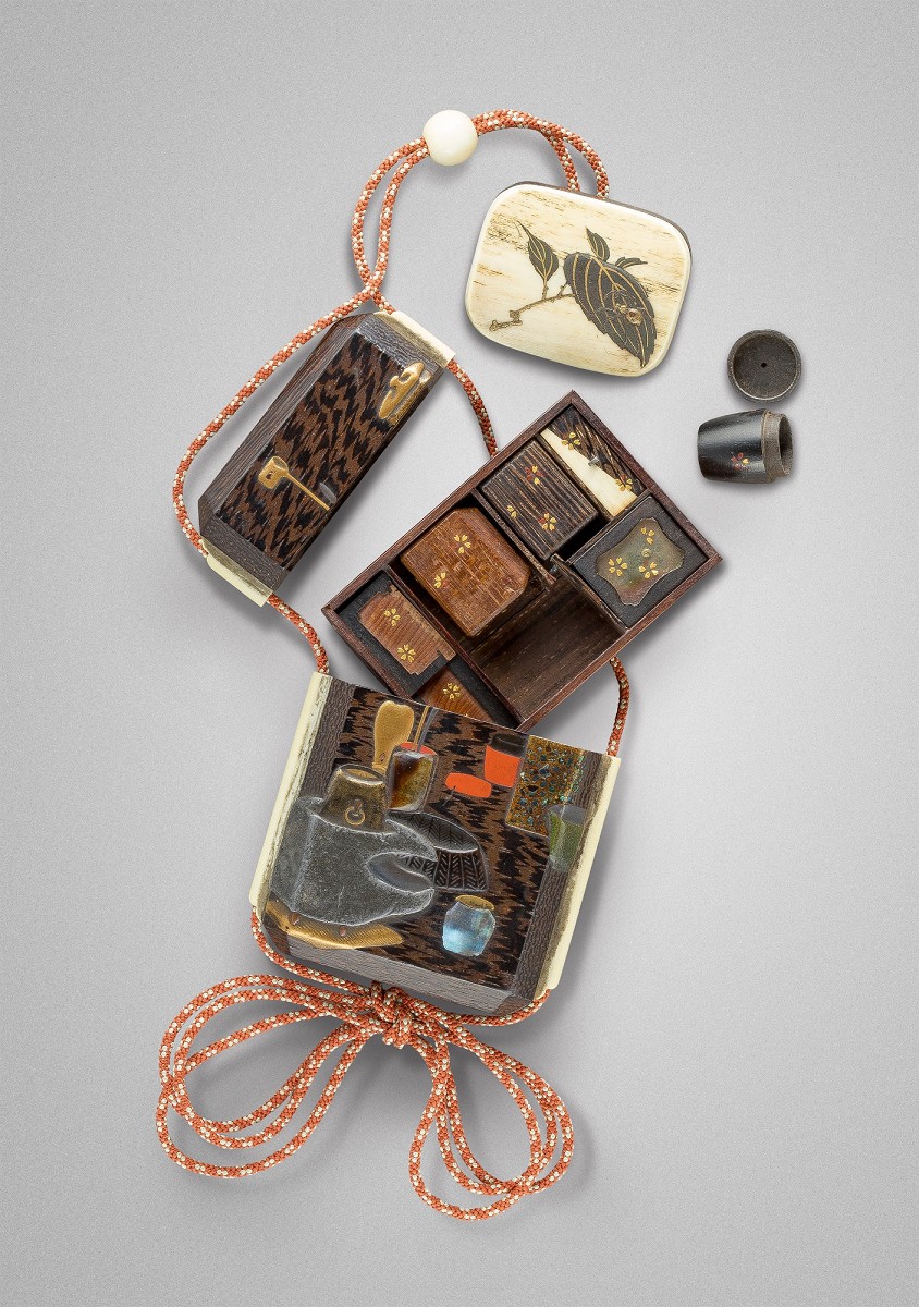 Zweiteiliges Inrô mit Gerätschaften, als Dekor Shitan-Holz, Elfenbein (Schnurführung), Lack. Japan, 19. Jh. Foto: Jean Marie Colrat, St. Gratien