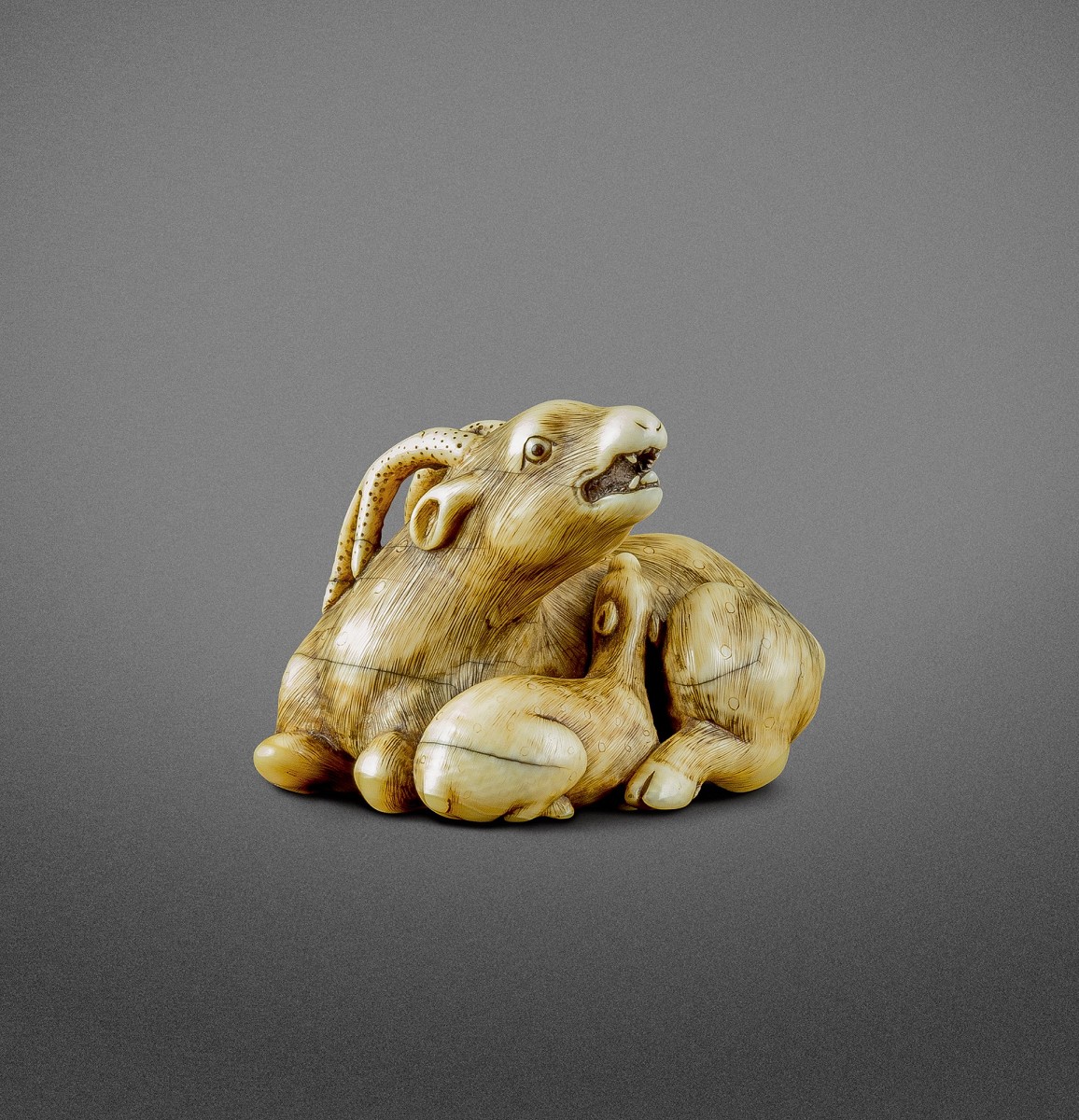 Japanische Hirschkuh mit Jungtier. Netsuke, Künstler: Okatomo (Kyoto). Japan, um 1800. Foto: Jean Marie Colrat, St. Gratien