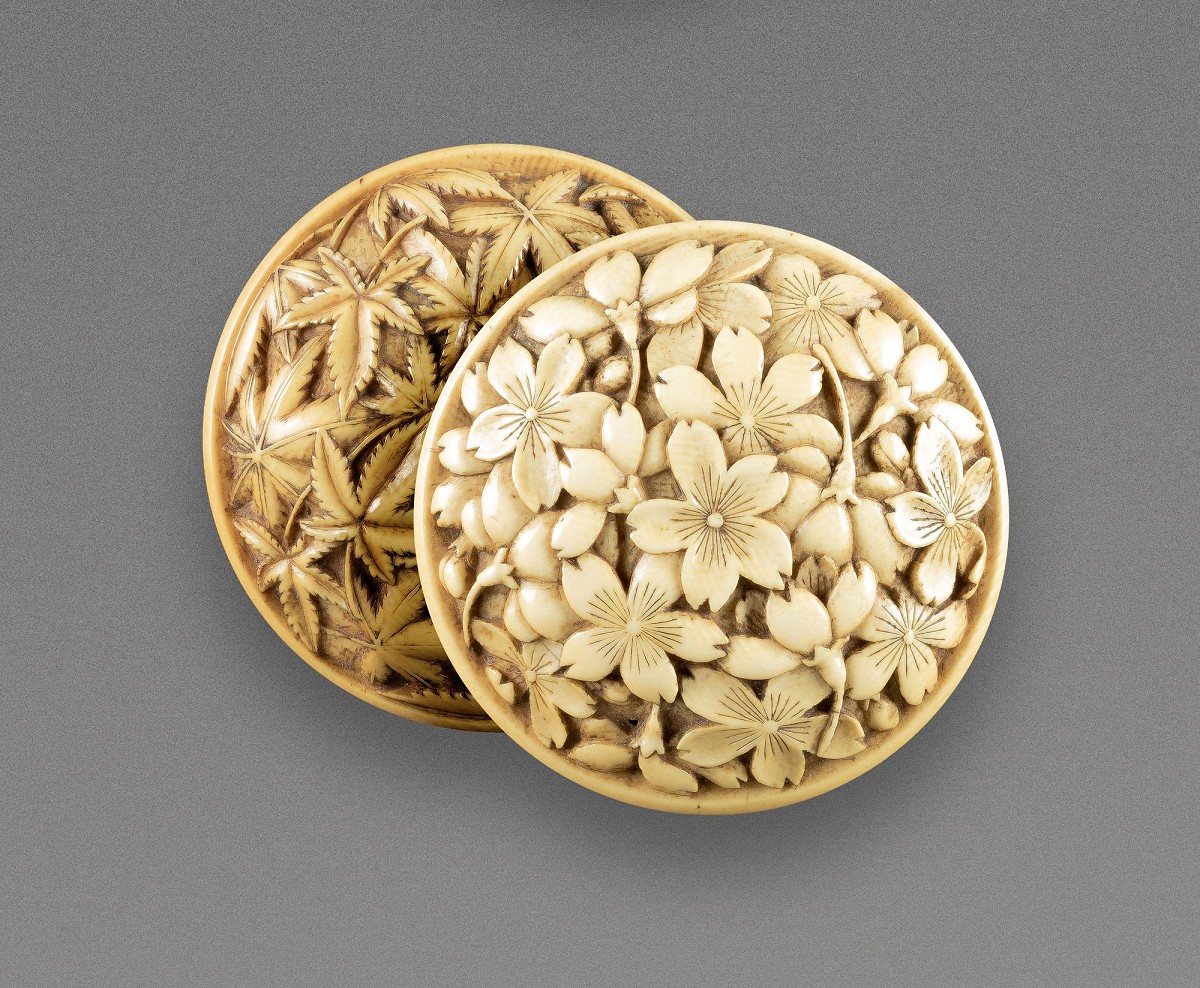 Zweiteiliges Manjû mit Frühling- und Herbstdekor, Elfenbein. Japan, Edo-Zeit (1602–1868). Foto: Jean Marie Colrat, St. Gratien