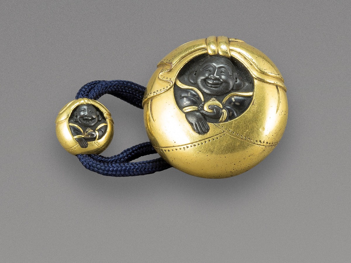 Der Glücksgott Hotei in seinem Sack. Gleiches Motiv auf Metall-Manjû mit Ojime. Japan, Edo-Zeit (1602–1868).Foto: Jean Marie Colrat, St. Gratien
