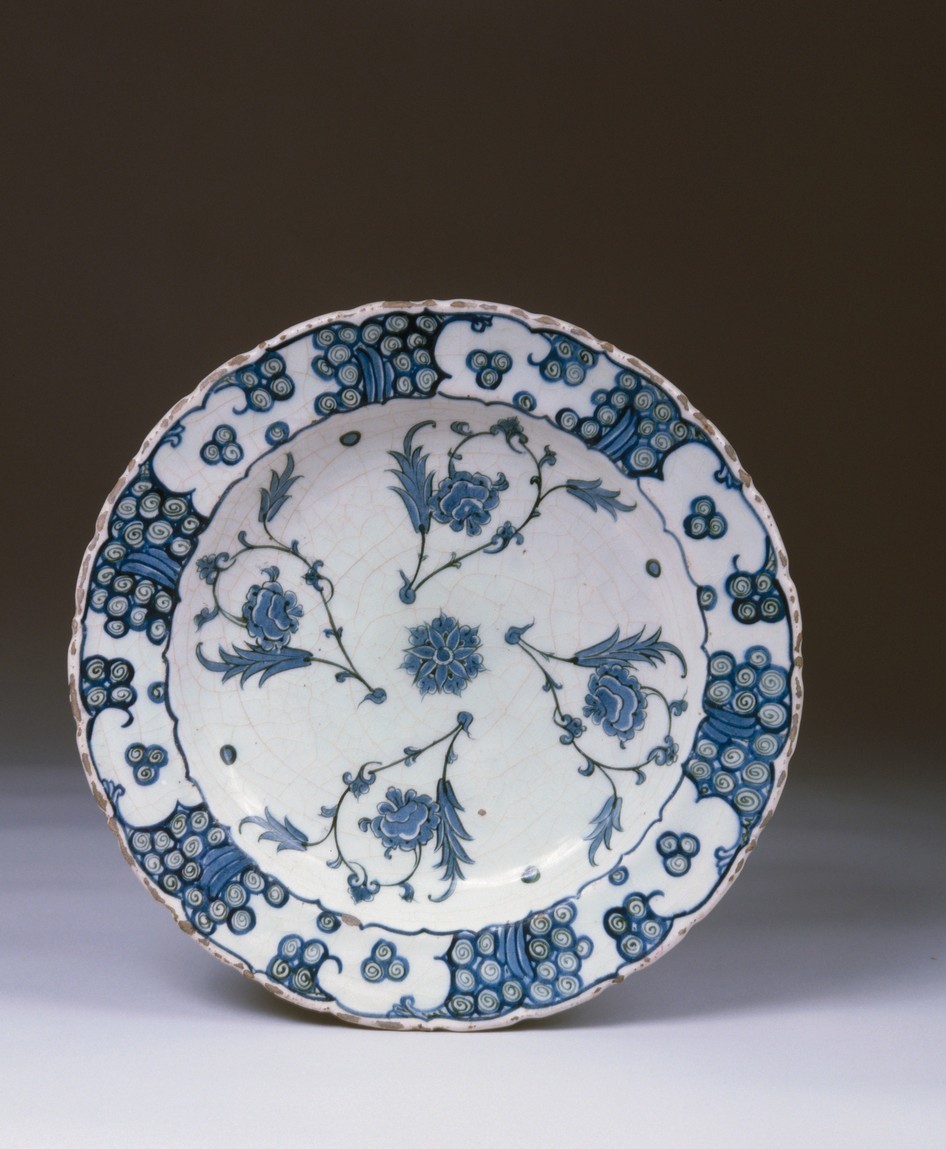 Schüssel, Fayence, Türkei, Iznik, 16. Jahrhundert. Leihgabe Museum für Angewandte Kunst Köln, E 1754. Foto: © HASTK/RBA Köln