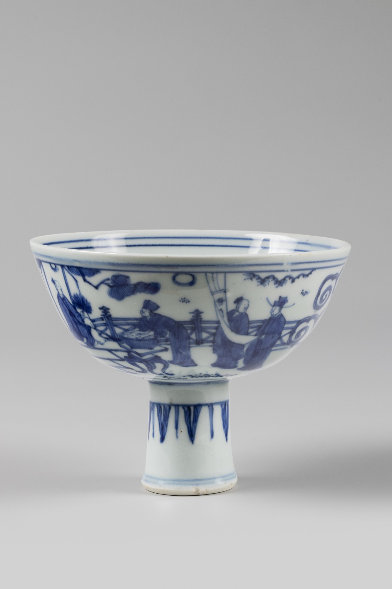 Fußschale mit Gelehrten im Kiefernhain, Porzellan, China, Ming-Dynastie, Wanli-Periode (1573–1620), Museum für Ostasiatische Kunst Köln, F 82,2. Foto: © HASTK/RBA Köln