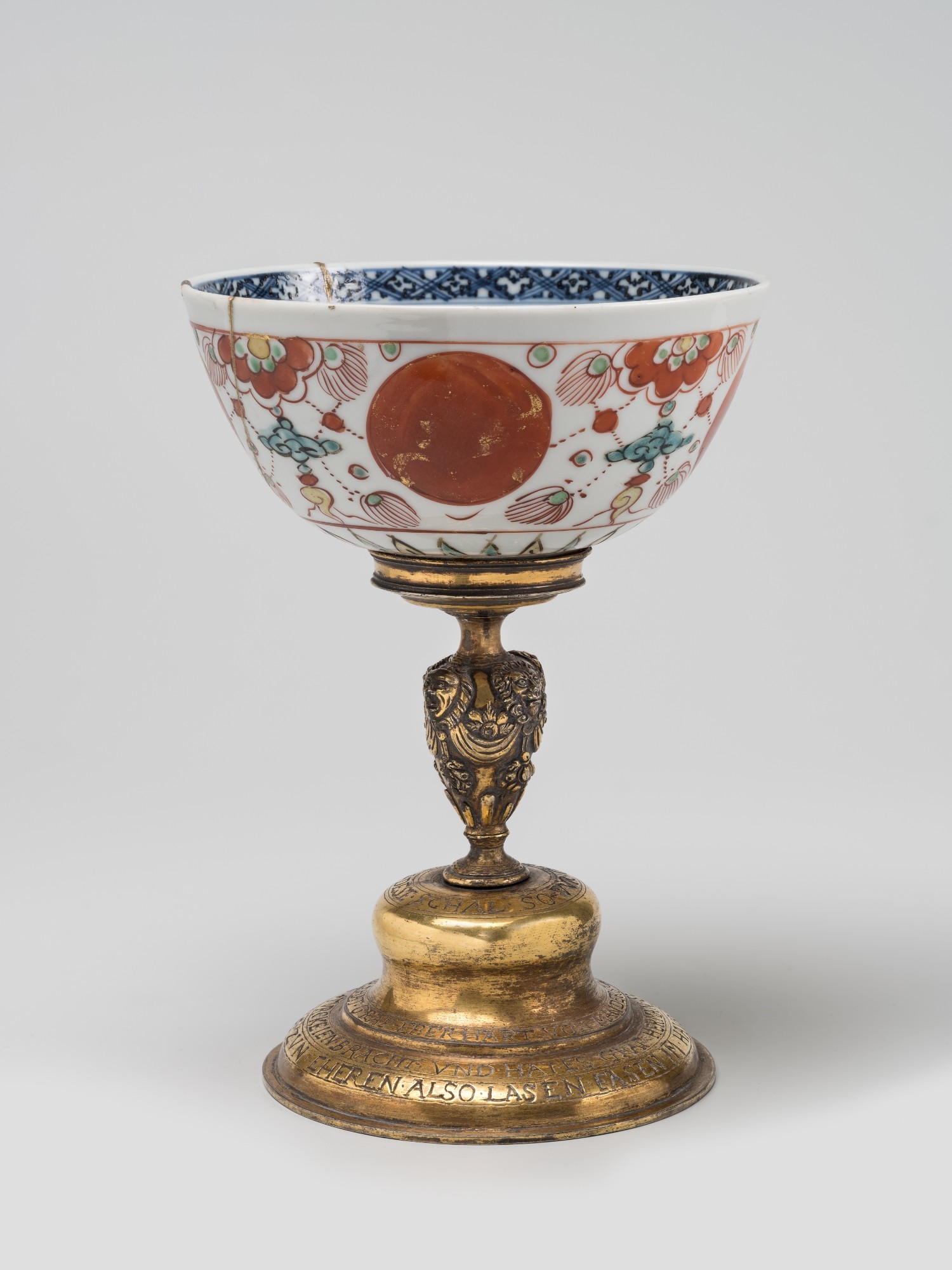 „Manderscheidt-Pokal“, Porzellan, China, Ming-Dynastie, Jiajing-Periode (1522–1566), vergoldete Silberfassung, Rheinland, datiert 1583. Leihgabe aus Privatsammlung. Foto: © HASTK/RBA Köln