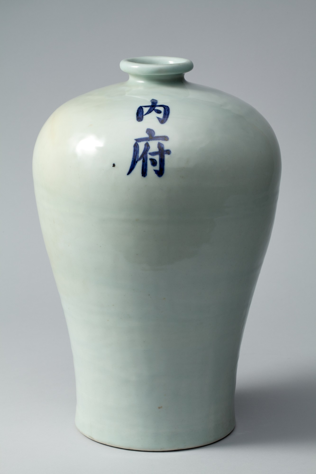 Kaiserliche Meiping-Flasche, Porzellan, China, Ming-Dynastie, Yongle-Periode (1403–1424). Museum für Ostasiatische Kunst Köln, F 69,1. Foto: © HASTK/RBA Köln