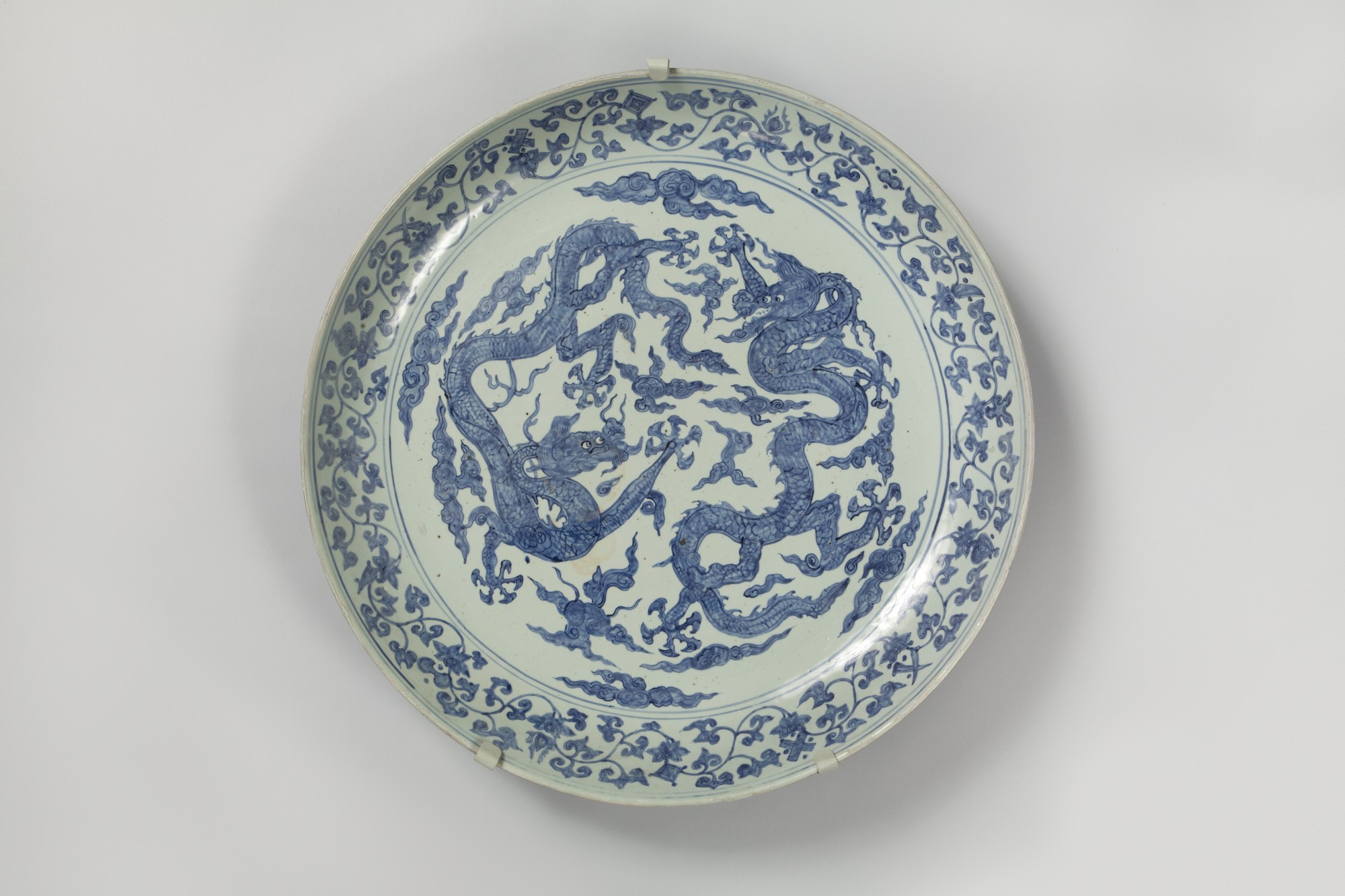 Große Drachenschale, Porzellan, China, Ming-Dynastie, Jiajing-Marke und Periode (1522–1566), DL 93,14. Dauerleihgabe der Peter und Irene Ludwig Stiftung. Foto: © HASTK/RBA Köln
