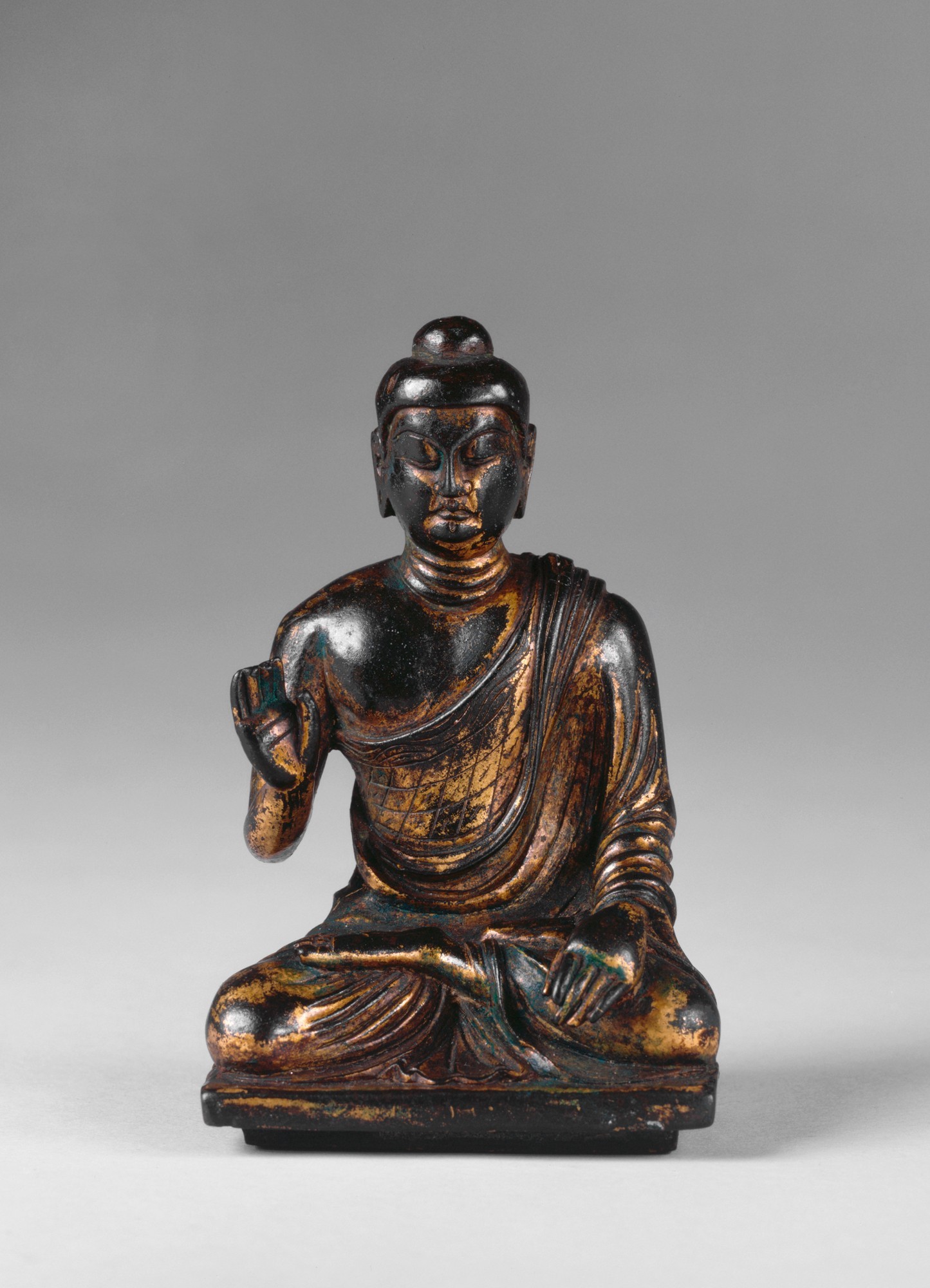 <strong>Sitzender Buddha,</strong> Plastik, vergoldete Bronze, China, Fünf Dynastien, 10. Jh. Sammlung Werner Schulemann, C 76,26, © Rheinisches Bildarchiv Köln
