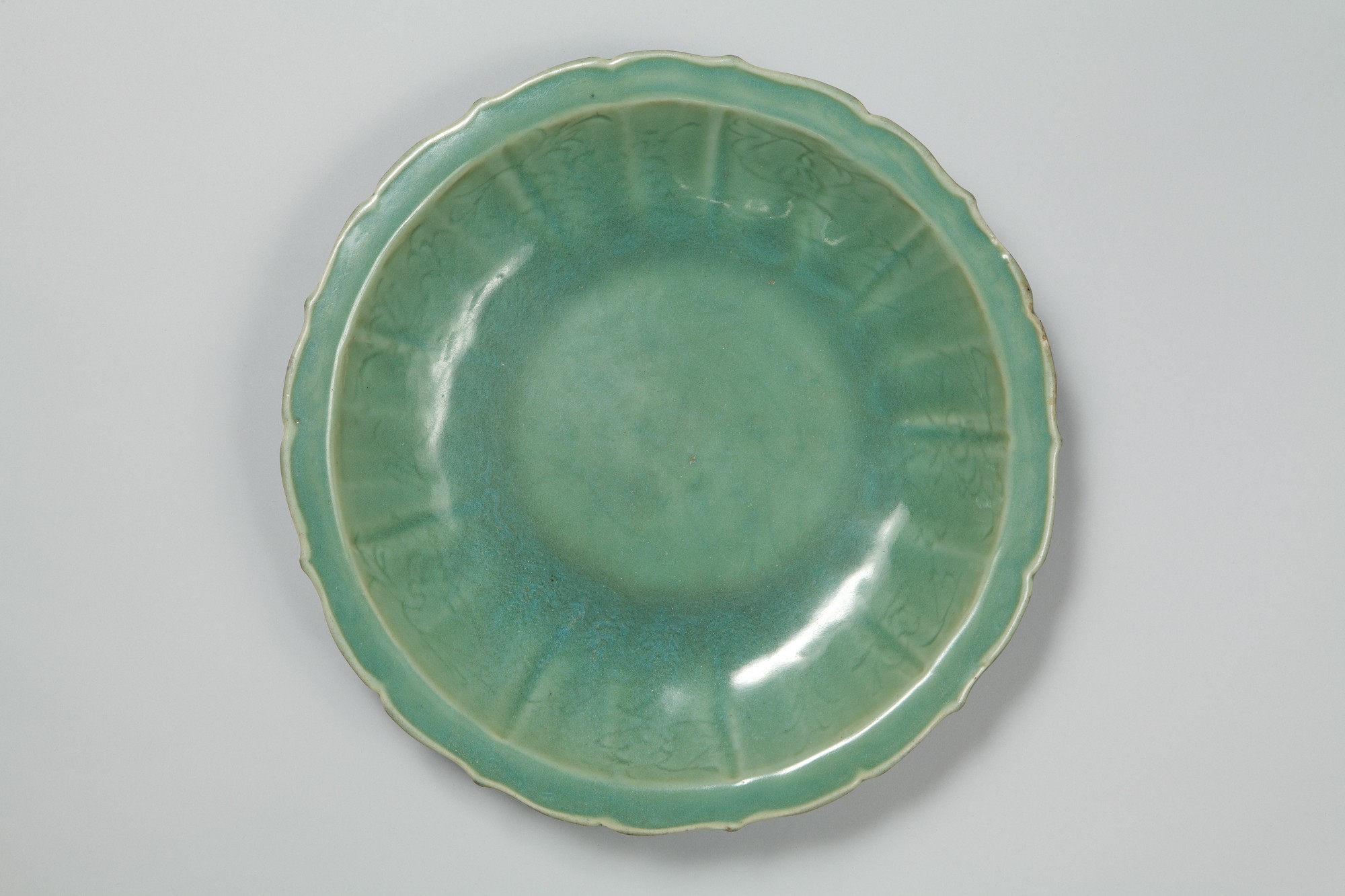 <strong>Großer Teller</strong>, Steinzeug mit Seladonglasur, China, Ming, 15. Jh., Sammlung Hans Wilhelm Siegel, F 73,112, © Rheinisches Bildarchiv Köln