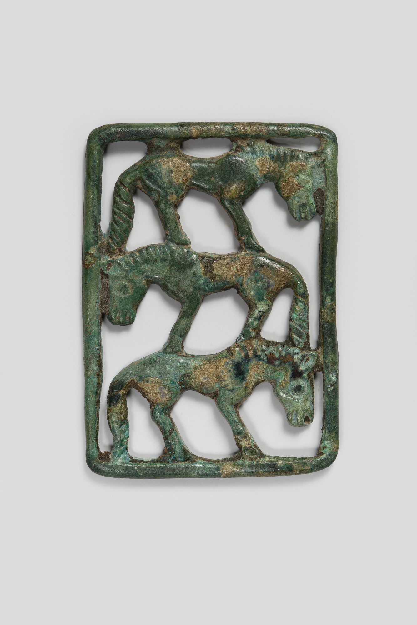 Anhänger aus Bronze (Drei aufeinander stehende Tiere), 3,5 cm x 4,5 cm, China, Xiongnu-Kultur, 3. Jahrhundert v. Chr. © Rheinisches Bildarchiv, Marion Mennicken