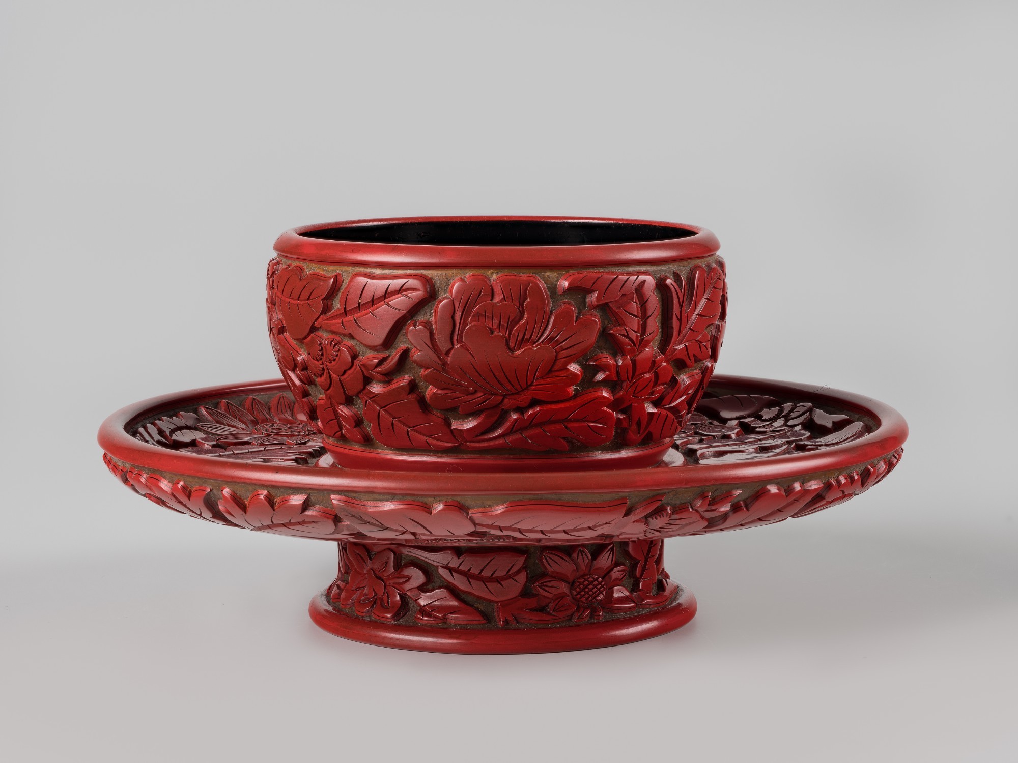 Schalenstand mit Pflanzen der vier Jahreszeiten, D 15,8 cm, Yuan-Dynastie (1279-1368) © HASTK-RBA, Marion Mennicken